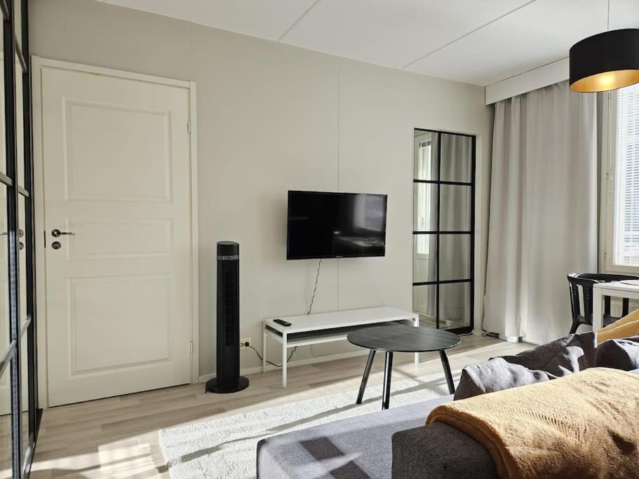 Modern One-bedroom With Glazed Sun Balcony, 350m Metro * Helsingfors