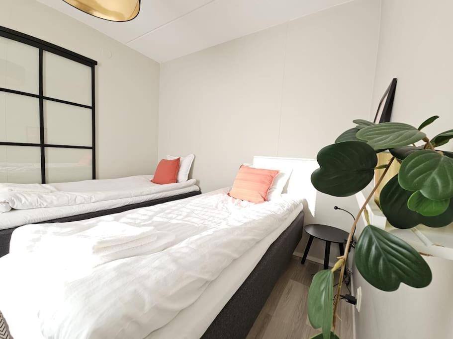 Modern One-bedroom With Glazed Sun Balcony, 350m Metro Lägenhet Helsingfors