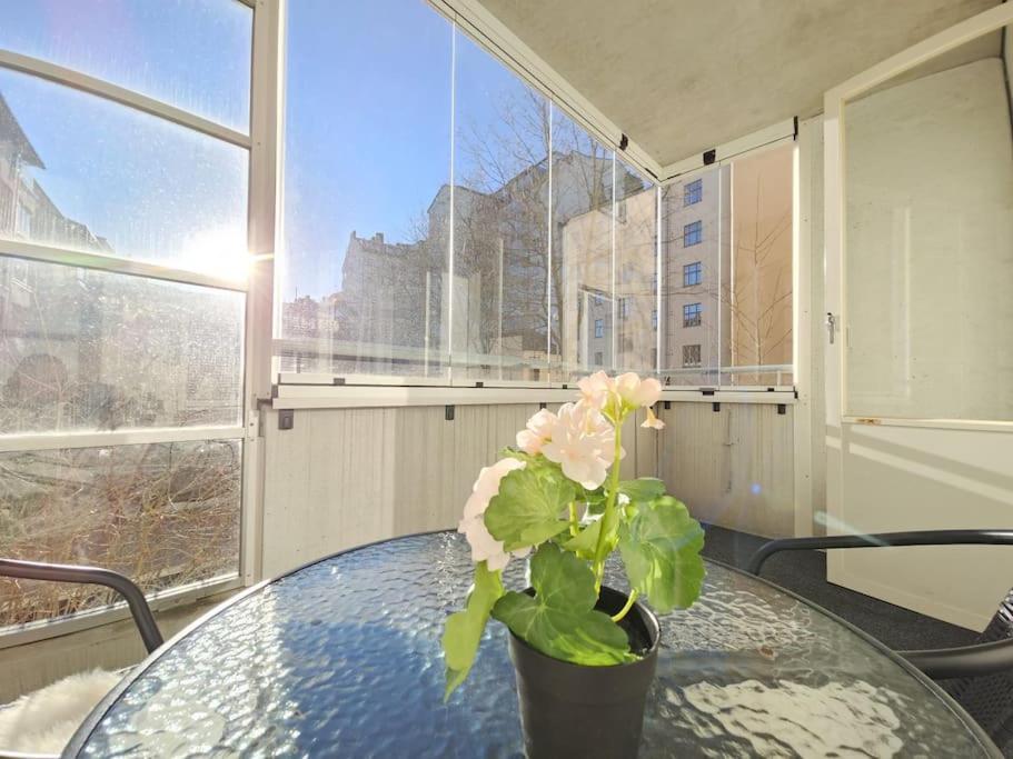 Lägenhet Modern One-bedroom With Glazed Sun Balcony, 350m Metro