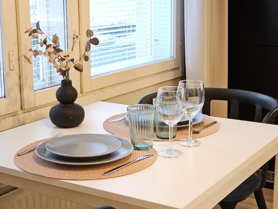 Modern One-bedroom With Glazed Sun Balcony, 350m Metro * Helsingfors